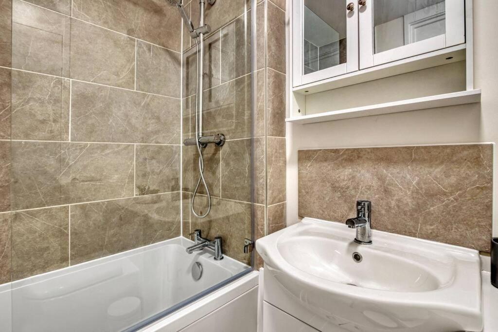 شقة Hidden Gem In Battersea W/ Free Parking لندن المظهر الخارجي الصورة